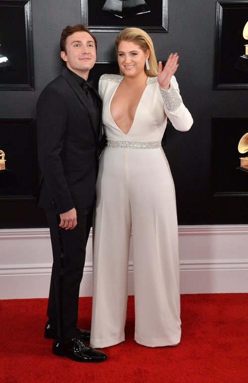 Meghan Trainor y Daryl Sabara posan en la alfombra roja de los Premios Grammy 2019