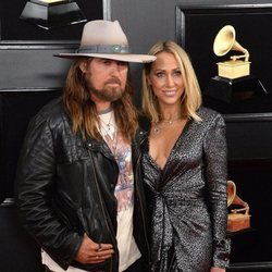 Billy Ray Cyrus y Tish Cyrus, en la alfombra roja de los Premios Grammy 2019