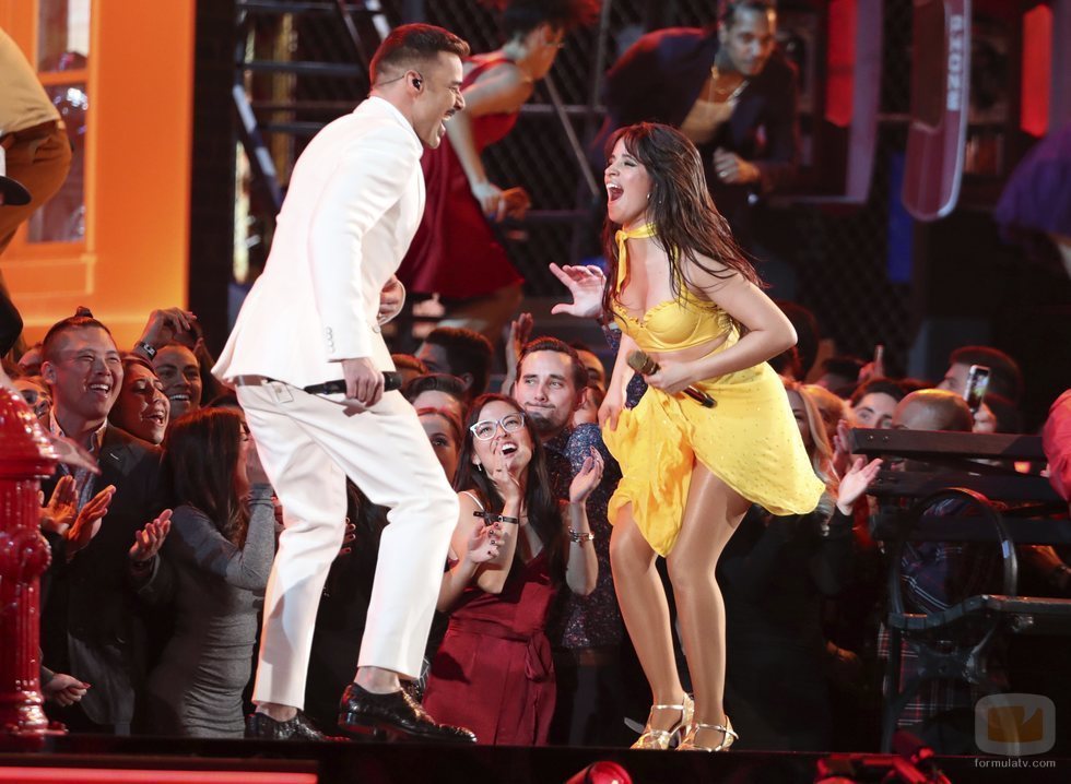 Camila Cabello junto a Ricky Martin en los Premios Grammy 2019