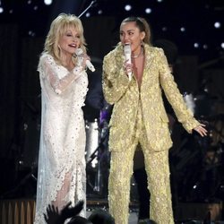 Miley Cyrus junto a Dolly Parton en los Premios Grammy 2019