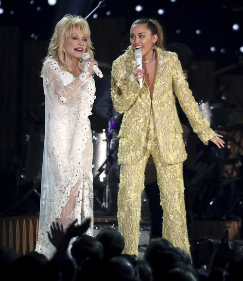 Miley Cyrus junto a Dolly Parton en los Premios Grammy 2019