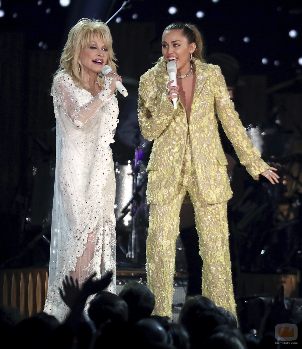 Miley Cyrus junto a Dolly Parton en los Premios Grammy 2019