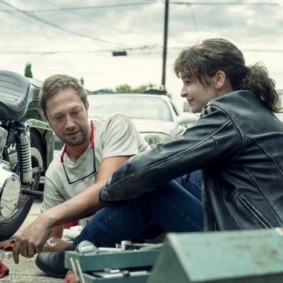 Ebon Moss-Bachrach y Ashleigh Cummings en 'NOS4A2'