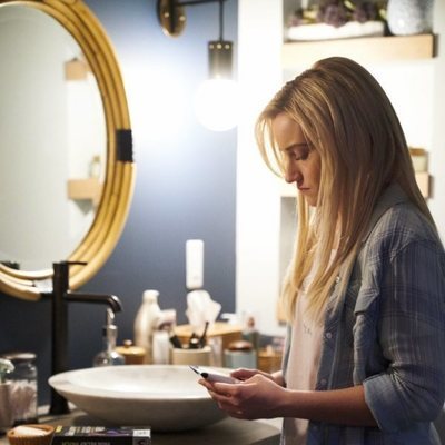 Julia Garner en 'Dirty John', la serie de Netflix