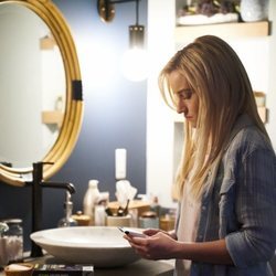 Julia Garner en 'Dirty John', la serie de Netflix