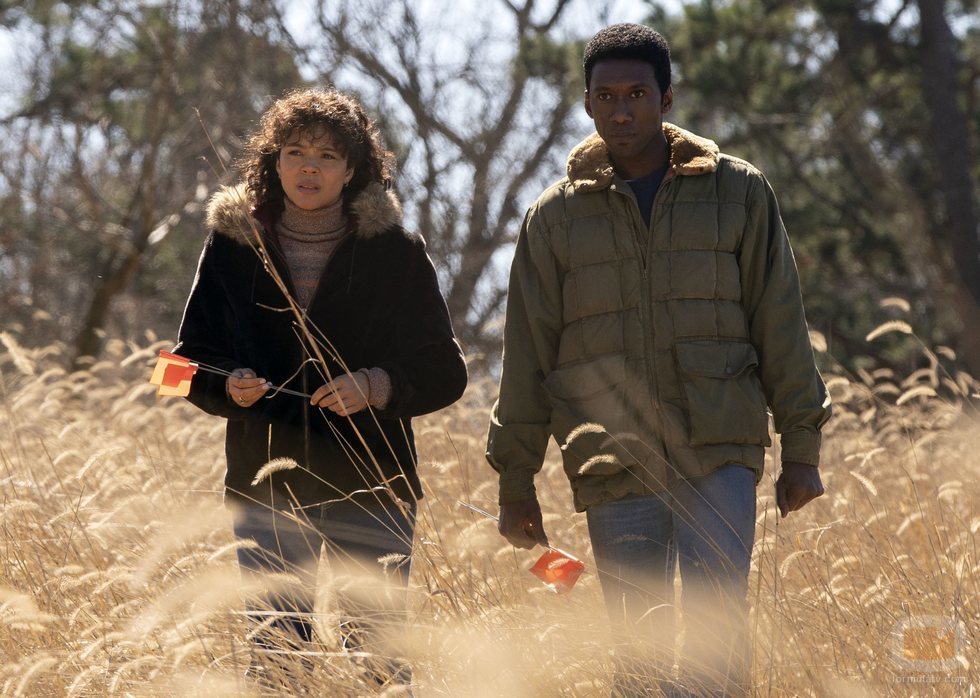 Carmen Ejogo y Mahershala Ali en la tercera temporada de 'True Detective', de HBO