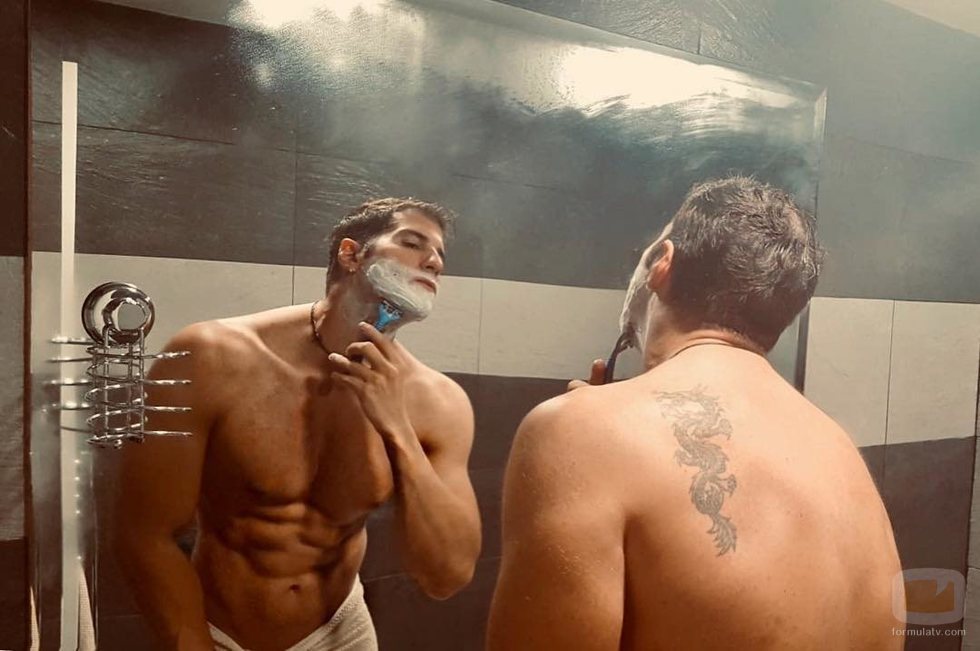 Julián Contreras revoluciona las redes sociales con una imagen semidesnudo