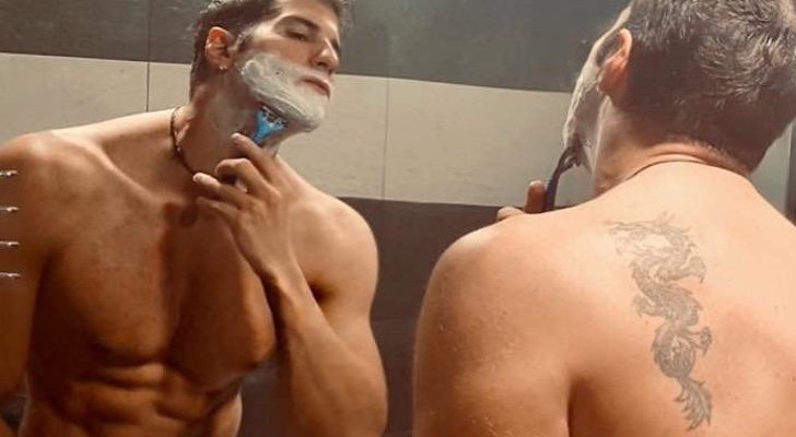 Julián Contreras revoluciona las redes sociales con una imagen semidesnudo