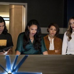 Carlos Valdes, Candice Patton, Jessica Parker Kennedy y Danielle Panabaker en la quinta temporada de 'The Flash'