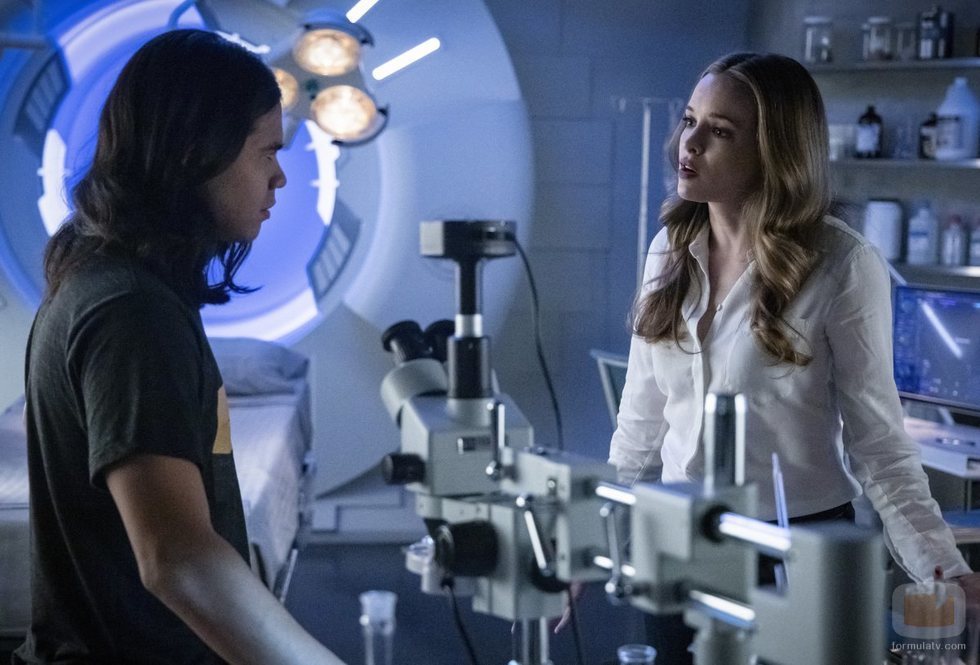 Los actores Carlos Valdes y Danielle Panabaker en la quinta temporada de 'The Flash', de The CW