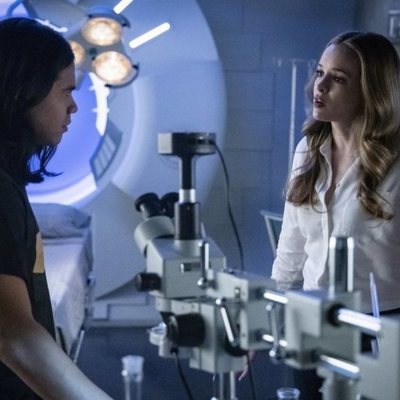 Los actores Carlos Valdes y Danielle Panabaker en la quinta temporada de 'The Flash', de The CW