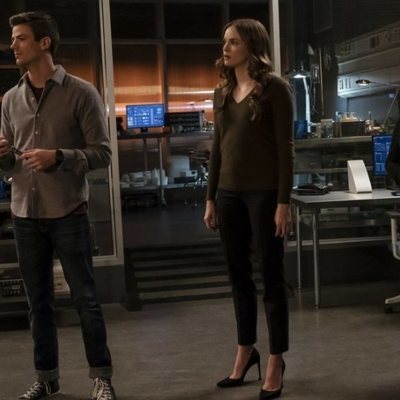 Grant Gustin, Danielle Panabaker y Jessica Parker Kennedy en la quinta temporada de 'The Flash'