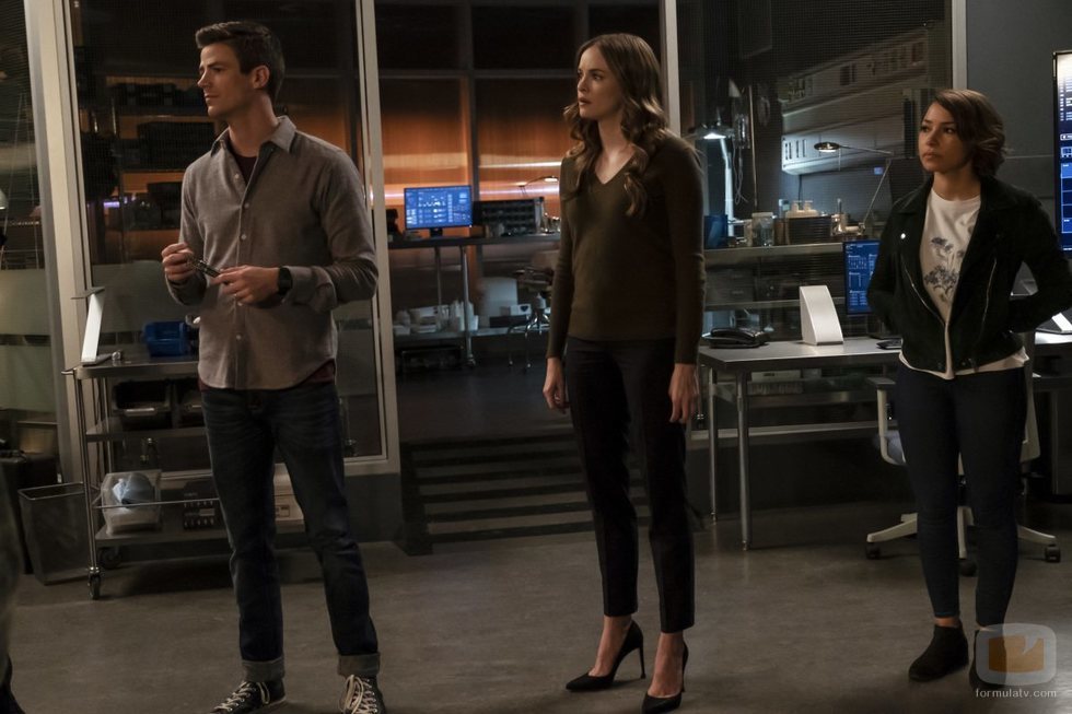 Grant Gustin, Danielle Panabaker y Jessica Parker Kennedy en la quinta temporada de 'The Flash'