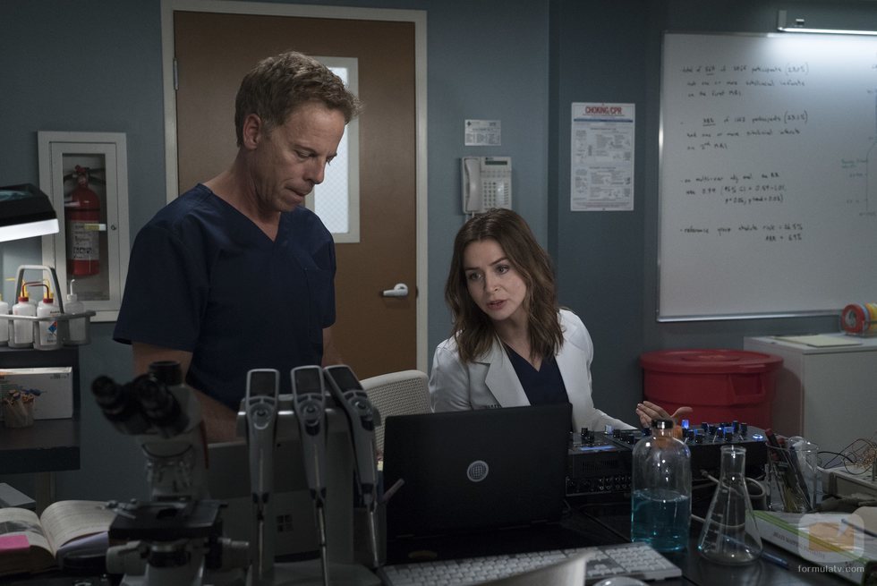 Greg Germann y Caterina Scorsone en la temporada 15 de 'Anatomía de Grey'