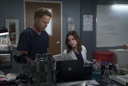 Greg Germann y Caterina Scorsone en la temporada 15 de 'Anatomía de Grey'