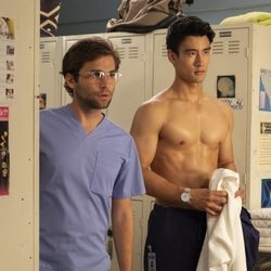 Jake Borelli y Alex Landi en la temporada 15 de 'Anatomía de Grey', de ABC