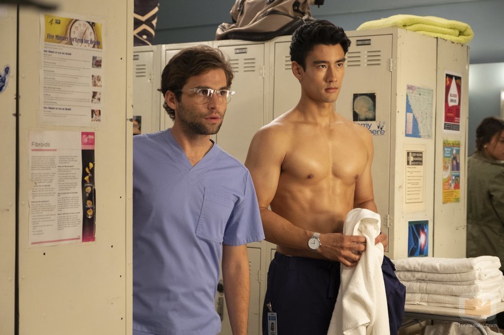 Jake Borelli y Alex Landi en la temporada 15 de 'Anatomía de Grey', de ABC