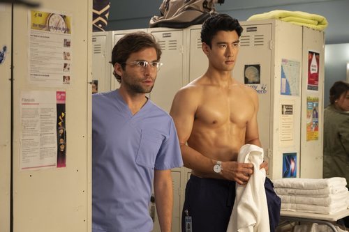 Jake Borelli y Alex Landi en la temporada 15 de 'Anatomía de Grey', de ABC