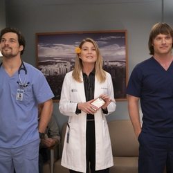 Giacomo Gianniotti, Ellen Pompeo y Chris Carmack en la temporada 15 de 'Anatomía de Grey'