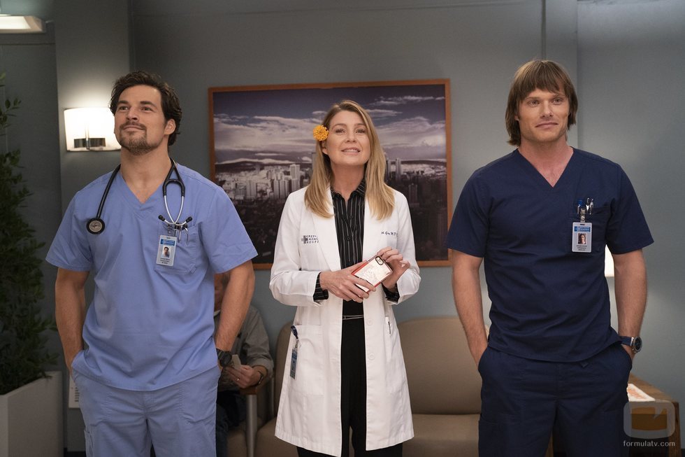 Giacomo Gianniotti, Ellen Pompeo y Chris Carmack en la temporada 15 de 'Anatomía de Grey'