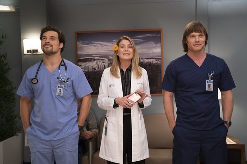 Giacomo Gianniotti, Ellen Pompeo y Chris Carmack en la temporada 15 de 'Anatomía de Grey'