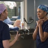 Ellen Pompeo y Kelly McCreary en la temporada 15 de 'Anatomía de Grey'