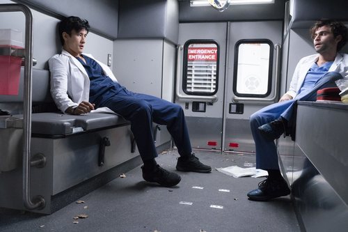 Alex Landi y Jake Borelli en la temporada 15 de 'Anatomía de Grey', de ABC