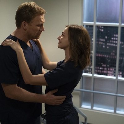 Kevin McKidd y Caterina Scorsone en la temporada 15 de 'Anatomía de Grey'