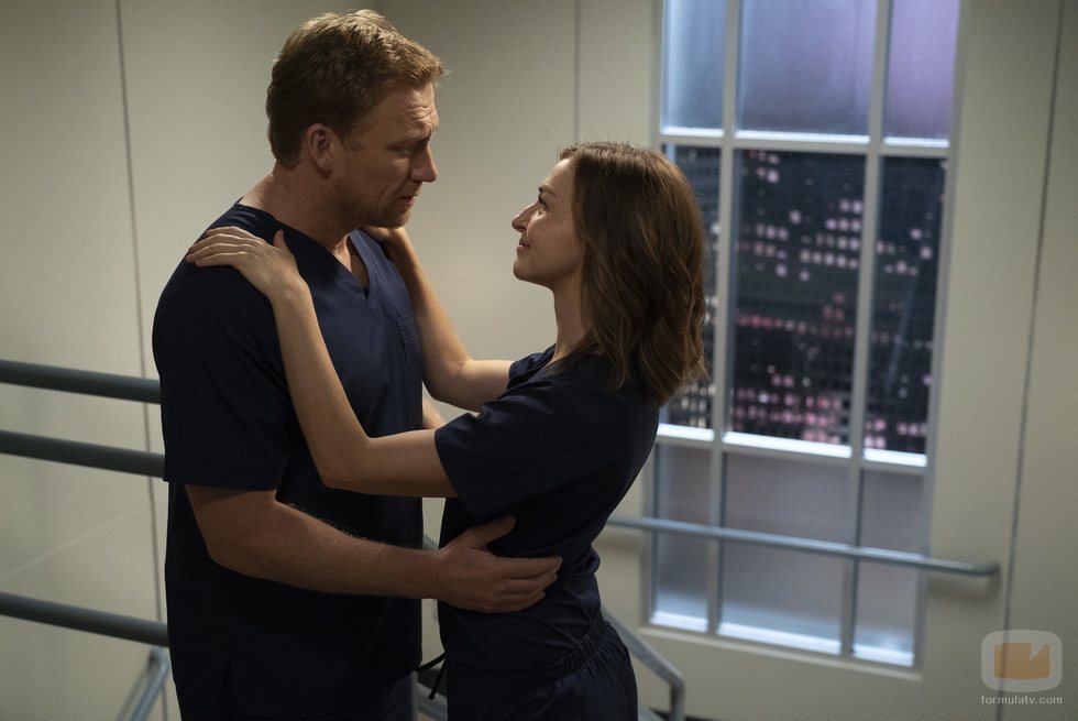 Kevin McKidd y Caterina Scorsone en la temporada 15 de 'Anatomía de Grey'