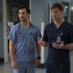 Giacomo Gianniotti y Chris Carmack en la temporada 15 de 'Anatomía de Grey', de ABC