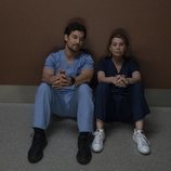 Giacomo Gianniotti y Ellen Pompeo en la temporada 15 de 'Anatomía de Grey', de ABC