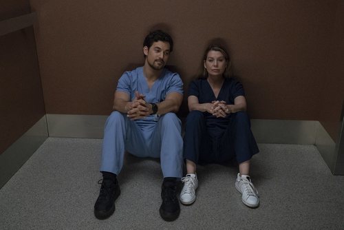 Giacomo Gianniotti y Ellen Pompeo en la temporada 15 de 'Anatomía de Grey', de ABC