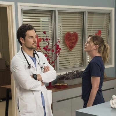 Los actores Giacomo Gianniotti y Ellen Pompeo en la temporada 15 de 'Anatomía de Grey'