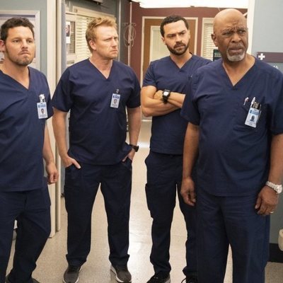 Justin Chambers, Kevin McKidd, Jesse Williams y James Pickens Jr. en la temporada 15 de 'Anatomía de Grey'