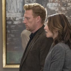 Los actores Kevin McKidd y Caterina Scorsone en la temporada 15 de 'Anatomía de Grey', de ABC