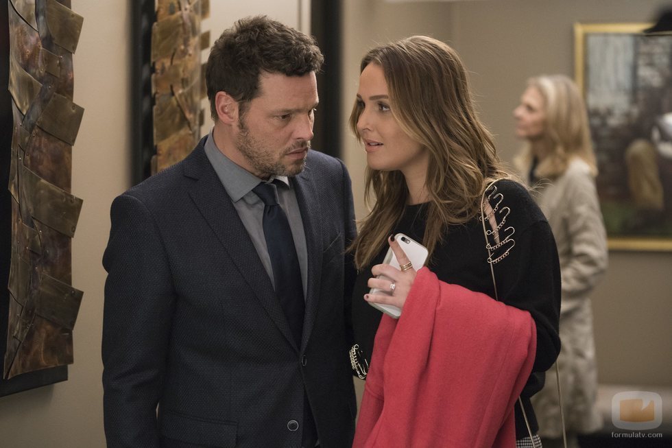 Los actores Justin Chambers y Camilla Luddington en la temporada 15 de 'Anatomía de Grey', de ABC