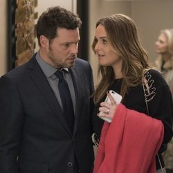 Los actores Justin Chambers y Camilla Luddington en la temporada 15 de 'Anatomía de Grey', de ABC