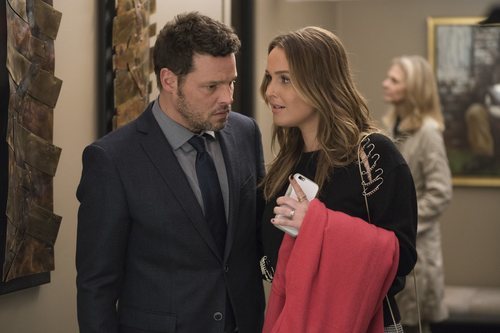 Los actores Justin Chambers y Camilla Luddington en la temporada 15 de 'Anatomía de Grey', de ABC