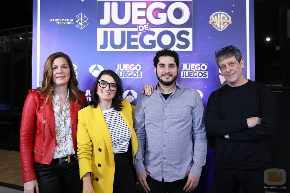 El equipo de 'Juego de juegos' con la presentadora Silvia Abril