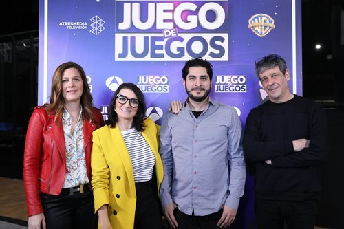 El equipo de 'Juego de juegos' con la presentadora Silvia Abril