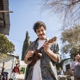 Miki Núñez toca el ukelele en la grabación del videoclip de "La venda"