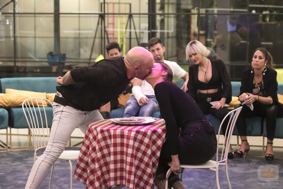 Kiko Rivera e Irene Rosales besándose, como parte de la prueba de inmunidad de la Gala 7 de 'GH Dúo'