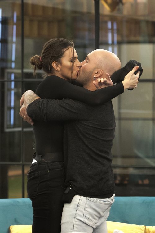 Irene Rosales y Kiko Rivera se besan tras ganar la prueba de inmunidad en la Gala 7 de 'GH Dúo'