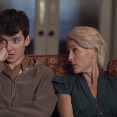 Gillian Anderson y Asa Butterfield en 'Sex Education'