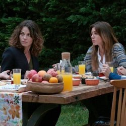 Las cuatro protagonistas de 'Stiletto Vendetta' desayunan en el jardín