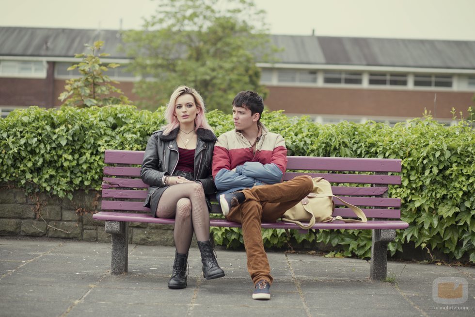Asa Butterfield y Emma Mackey en 'Sex Education'