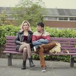 Asa Butterfield y Emma Mackey en 'Sex Education'
