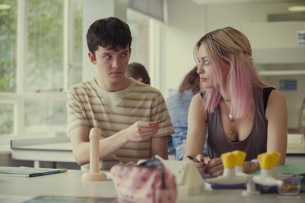 Asa Butterfield y Emma Mackey en clase de sexualidad 