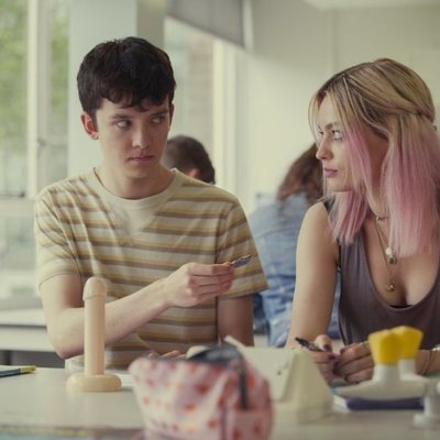 Asa Butterfield y Emma Mackey en clase de sexualidad