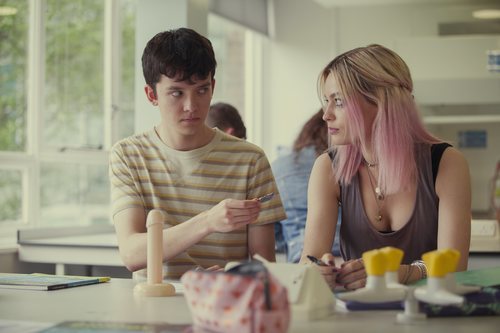 Asa Butterfield y Emma Mackey en clase de sexualidad 